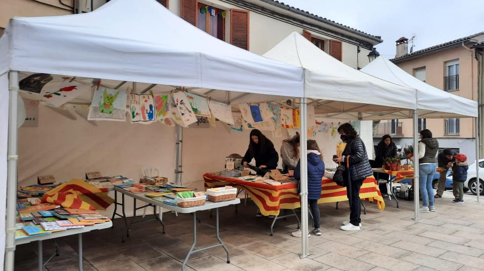 Olost celebra amb ganes i il·lusió la Diada de Sant Jordi, malgrat el temps